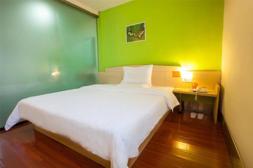 7 Days Inn Shanghai Xujiahui Caobao Road Subway Station Branch Xuhui Exterior photo